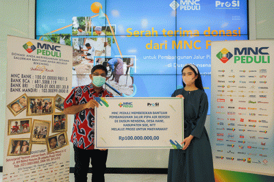 Ketua MNC Peduli Jessica Tanoesoedibjo (kanan) menyerahkan donasi secara simbolis ke Ketua Yayasan Prosi Yusak Mangara Siahaan.