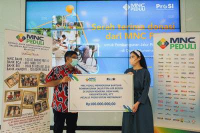 Ketua MNC Peduli Jessica Tanoesoedibjo (kanan) menyerahkan donasi secara simbolis ke Ketua Yayasan Prosi Yusak Mangara Siahaan.
