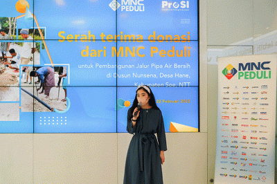 Ketua MNC Peduli Jessica Tanoesoedibjo (kanan) menyerahkan donasi secara simbolis ke Ketua Yayasan Prosi Yusak Mangara Siahaan.