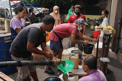 Sejumlah pedagang dan warga mendatangi Operasi Pasar Minyak Goreng di kawasan Jalan Peres Semarang, Jawa Tengah, Senin (21/2/2022).