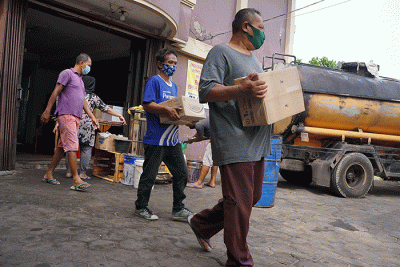 Sejumlah pedagang dan warga mendatangi Operasi Pasar Minyak Goreng di kawasan Jalan Peres Semarang, Jawa Tengah, Senin (21/2/2022).