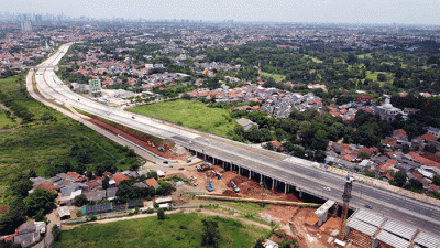 Foto drone area pembangunan simpang susun krukut di kawasan tol desari, Depok, Jawa Barat, Selasa (22/2/2022).