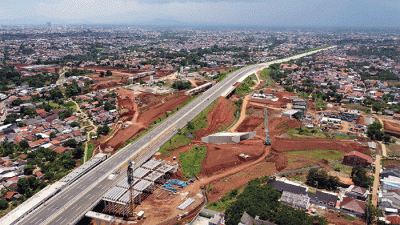 Foto drone area pembangunan simpang susun krukut di kawasan tol desari, Depok, Jawa Barat, Selasa (22/2/2022).