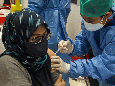 Tenaga Kesehatan menyuntikan vaksin booster Pfizer dan Astrazeneca ke warga untuk mencegah penyebaran Covid-19 di Depok, Jawa Barat, Senin (21/2/2022).
