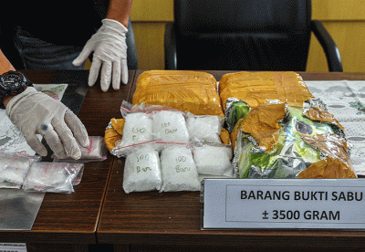 Kepala BNNP Sumsel Brigjen Pol Djoko Prihadi menunjukan barang bukti sabu seberat 3,5 Kg.