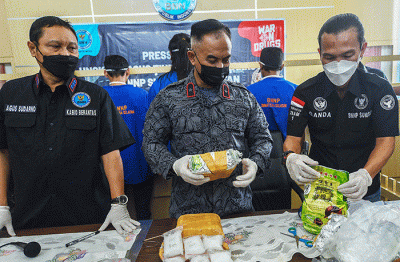 Kepala BNNP Sumsel Brigjen Pol Djoko Prihadi menunjukan barang bukti sabu seberat 3,5 Kg.