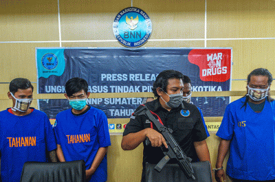 Kepala BNNP Sumsel Brigjen Pol Djoko Prihadi menunjukan barang bukti sabu seberat 3,5 Kg.