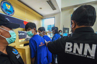 Kepala BNNP Sumsel Brigjen Pol Djoko Prihadi menunjukan barang bukti sabu seberat 3,5 Kg.
