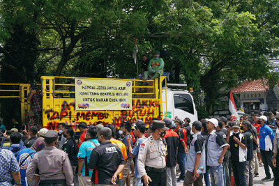 Ratusan sopir truk yang tergabung dalam aliansi pengemudi independen (API) menggelar unjuk rasa di depan Kantor Dinas Perhubungan Provinsi Jawa Tengah.