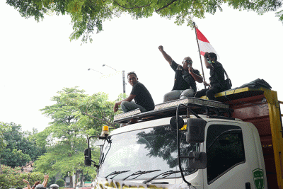 Ratusan sopir truk yang tergabung dalam aliansi pengemudi independen (API) menggelar unjuk rasa di depan Kantor Dinas Perhubungan Provinsi Jawa Tengah.