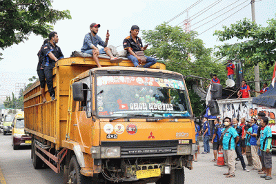 Ratusan sopir truk yang tergabung dalam aliansi pengemudi independen (API) menggelar unjuk rasa di depan Kantor Dinas Perhubungan Provinsi Jawa Tengah.