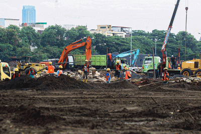 Pekerja proyek menyelesaikan pembangunan Sirkuit Formula E di kawasan Taman Impian Jaya Ancol, Jakarta Utara, Rabu (23/2/2022).