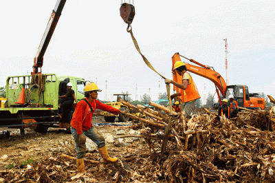 Pekerja proyek menyelesaikan pembangunan Sirkuit Formula E di kawasan Taman Impian Jaya Ancol, Jakarta Utara, Rabu (23/2/2022).