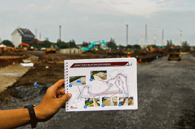 Pekerja proyek menyelesaikan pembangunan Sirkuit Formula E di kawasan Taman Impian Jaya Ancol, Jakarta Utara, Rabu (23/2/2022).