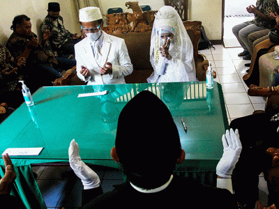 Sejumlah pasangan melaksanakan akad nikah pada tanggal yang dianggap cantik 22022022 di Kantor Urusan Agama, Tangerang Selatan, Selasa (22/2/2022).