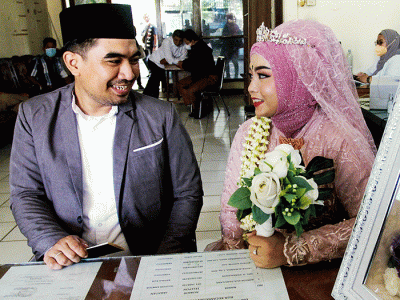 Sejumlah pasangan melaksanakan akad nikah pada tanggal yang dianggap cantik 22022022 di Kantor Urusan Agama, Tangerang Selatan, Selasa (22/2/2022).