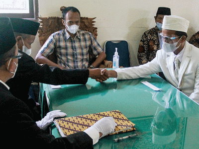 Sejumlah pasangan melaksanakan akad nikah pada tanggal yang dianggap cantik 22022022 di Kantor Urusan Agama, Tangerang Selatan, Selasa (22/2/2022).
