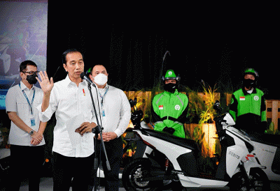 Presiden Joko Widodo menegaskan bahwa pemerintah terus berupaya mewujudkan transformasi energi menuju energi baru terbarukan (EBT), termasuk kendaraan listrik.