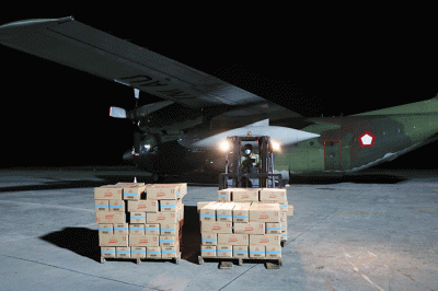 TNI AU membantu distribusi minyak goreng untuk masyarakat Papua.