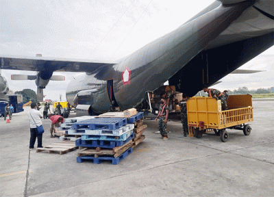 TNI AU membantu distribusi minyak goreng untuk masyarakat Papua.