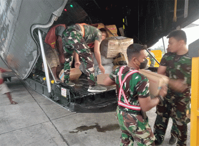 TNI AU membantu distribusi minyak goreng untuk masyarakat Papua.
