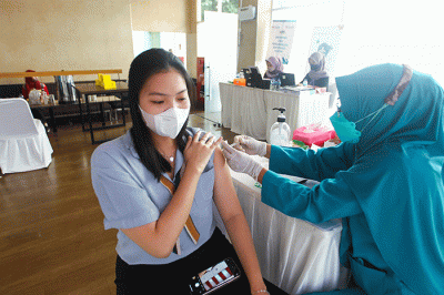 Vaksinator menyuntikkan vaksin Covid-19 kepada warga di Lotte Grosir, Jakarta, Rabu, (23/2/2022).