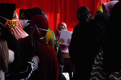 Warga Kota Palembang mulai mencairan Bantuan Sosial Sembako (BSS) dari Pemerintah Republik Indonesia melalui Kementerian Sosial.