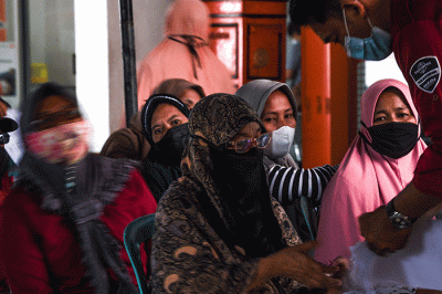 Warga Kota Palembang mulai mencairan Bantuan Sosial Sembako (BSS) dari Pemerintah Republik Indonesia melalui Kementerian Sosial.