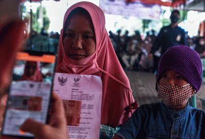 Warga Kota Palembang mulai mencairan Bantuan Sosial Sembako (BSS) dari Pemerintah Republik Indonesia melalui Kementerian Sosial.