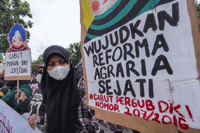 Sejumlah massa yang tergabung dalam Koalisi Rakyat Menolak Penggusuran (KRMP) melakukan aksi di depan Balaikota DKI Jakarta, Kamis (24/2/2022).