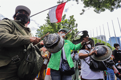 Sejumlah massa yang tergabung dalam Koalisi Rakyat Menolak Penggusuran (KRMP) melakukan aksi di depan Balaikota DKI Jakarta, Kamis (24/2/2022).