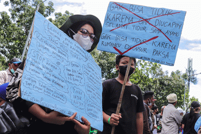 Sejumlah massa yang tergabung dalam Koalisi Rakyat Menolak Penggusuran (KRMP) melakukan aksi di depan Balaikota DKI Jakarta, Kamis (24/2/2022).