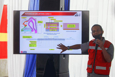 Ketua Organizing Committee Formula E Ahmad Sahroni (kedua kanan) saat meninjau proyek pembangunan Sirkuit Formula E.