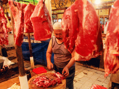 Pedagang daging sapi saat melayani pembeli di pasar kebayoran lama, Jakarta Selatan, Rabu (23/2/2022).