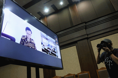 Terdakwa mantan Direktur Utama Perusahaan Umum Daerah (Perumda) Pembangunan Sarana Jaya Yoory C Pinontoan menjalani sidang putusan secara online/virtual.