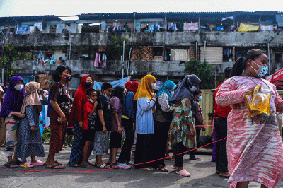 Warga antre untuk mendapat minyak goreng seharga 13.500 per liter yang dibatasi hanya boleh membeli sebanyak 2 liter di Palembang, Kamis (24/2/2022).