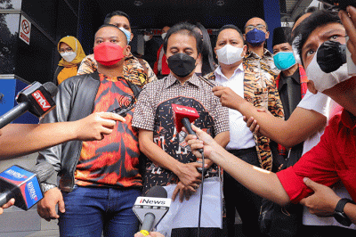 Mantan Menteri Pemuda dan Olahraga Roy Suryo memberikan keterangan usai mendatangi gedung SPKT di Polda Metro Jaya, Jakarta Selatan, Kamis (24/2/2022).