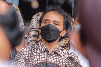 Mantan Menteri Pemuda dan Olahraga Roy Suryo memberikan keterangan usai mendatangi gedung SPKT di Polda Metro Jaya, Jakarta Selatan, Kamis (24/2/2022).