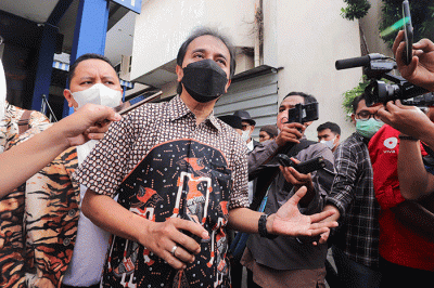 Mantan Menteri Pemuda dan Olahraga Roy Suryo memberikan keterangan usai mendatangi gedung SPKT di Polda Metro Jaya, Jakarta Selatan, Kamis (24/2/2022).