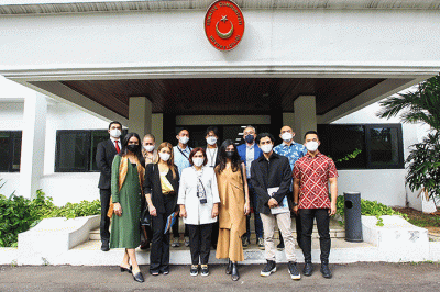 Managing Director Vision+ dan Executive Producer Vision Pictures, Clarissa Tanoesoedibjo berfoto dengan Dubes Turki untuk Indonesia, Prof. Dr. Aşkın Asan.