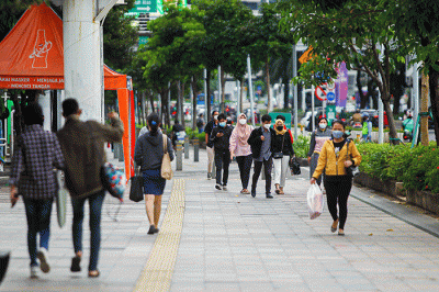 Aktivitas warga Jakarta saat jam pulang kerja di kawasan Dukun Atas, Jalan M.H Thamrin, Jakarta, Kamis (24/2/2022).