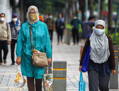 Aktivitas warga Jakarta saat jam pulang kerja di kawasan Dukun Atas, Jalan M.H Thamrin, Jakarta, Kamis (24/2/2022).