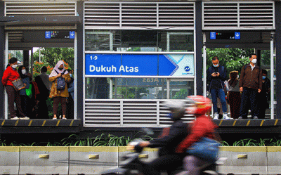 Aktivitas warga Jakarta saat jam pulang kerja di kawasan Dukun Atas, Jalan M.H Thamrin, Jakarta, Kamis (24/2/2022).