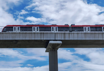 Uji beban LRT Jabodebek di Jembatan Lengkung Bentang Panjang Kuningan (Long Span Kuningan), Jakarta Selatan, Jumat (25/2/2022).