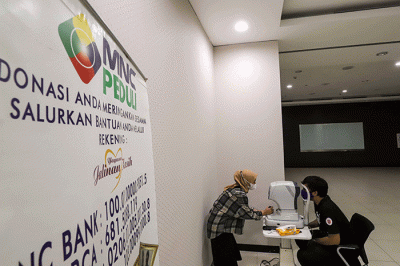 Warga saat mengikuti kegiatan pemeriksaan mata yang diselenggarakan oleh MNC Peduli di iNews Tower, MNC Center, Kebon Sirih, Jakarta Pusat, Jumat (25/2/2022).