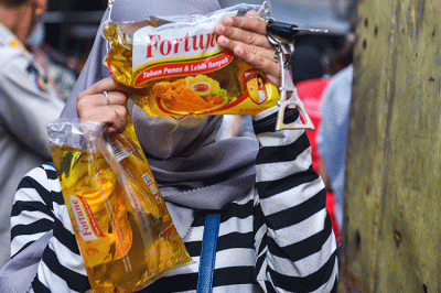 Sebanyak 5.000 liter minyak goreng disiapkan pada operasi pasar murah Dinas Perdagangan Kota Palembang, di Pasar Sekip Ujung Palembang, Jumat (25/2/2022).