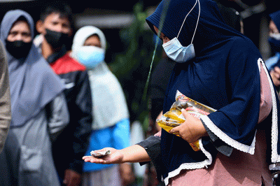 Sebanyak 5.000 liter minyak goreng disiapkan pada operasi pasar murah Dinas Perdagangan Kota Palembang, di Pasar Sekip Ujung Palembang, Jumat (25/2/2022).