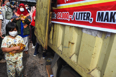 Sebanyak 5.000 liter minyak goreng disiapkan pada operasi pasar murah Dinas Perdagangan Kota Palembang, di Pasar Sekip Ujung Palembang, Jumat (25/2/2022).