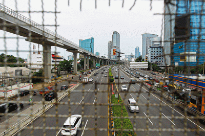 Sejumlah kendaraan melintas di tol dalam kota, Jakarta, Jumat (25/2/2022).