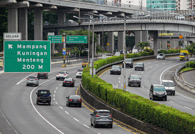 Sejumlah kendaraan melintas di tol dalam kota, Jakarta, Jumat (25/2/2022).
